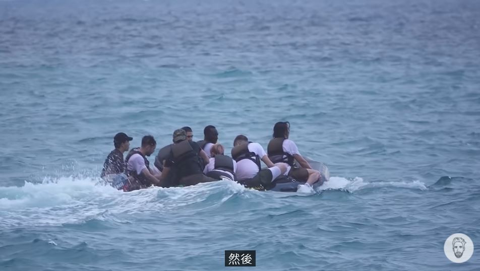 Sáu người cùng nhau tập luyện trên biển. (Nguồn ảnh: kênh YouTube "Ku's dream酷的夢")