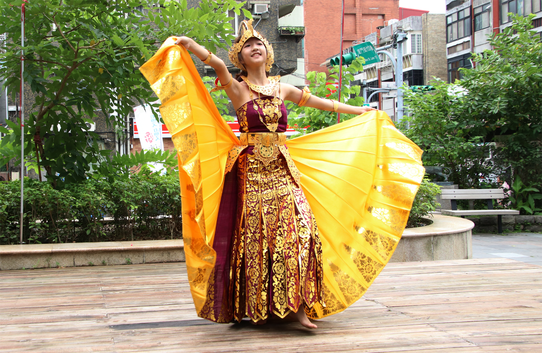 Lâm Tiểu Đình học múa truyền thống Indonesia và trau dồi kiến thức văn hóa quê hương của  mẹ cô, cô cũng thường được mời biểu diễn. (Nguồn ảnh: Sở Di dân)