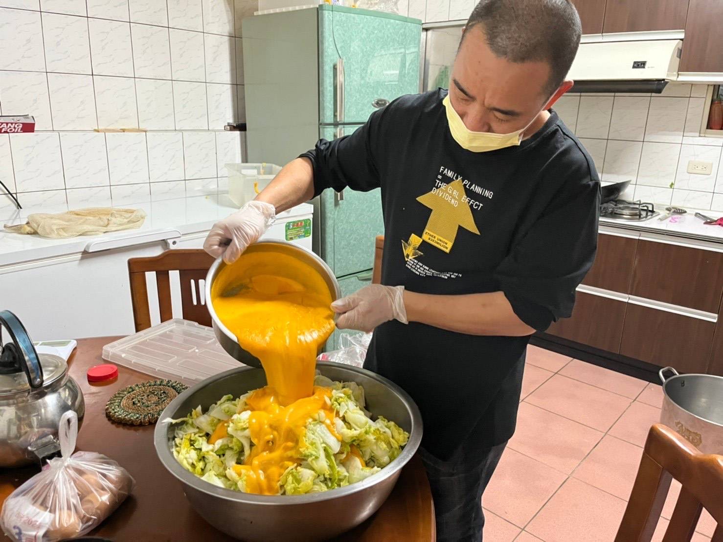 先生李天寶製作手工黃金泡菜，需耗時兩天才能讓泡菜醃的更入味，也是客人最喜歡的小菜之一。（圖／嘉義縣服務站提供）