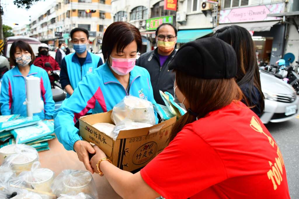 “ร้านบะหมี่ต้าหวั่นกง” ร่วมกับสมาคมสตรีคู่สมรสชาวต่างชาติไต้หวัน-เวียดนาม ทำอาหารมื้อค่ำจำนวน 200 ชุด บริจาคให้กับประชาชนในท้องถิ่น ภาพจาก／สำนักงานตำบลจี้อัน เมืองฮัวเหลียน 