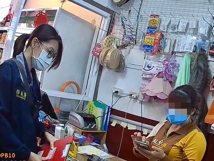 Đội Đặc nhiệm của Sở Di dân tại Cao Hùng phát hiện một cửa hàng tạp hóa buôn bán thuốc trái phép và sử dụng lao động phi pháp