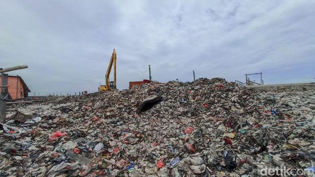 5 Fakta Miris Lautan Sampah di Tanggul Laut Raksasa Jakarta. Sumber: detikNews