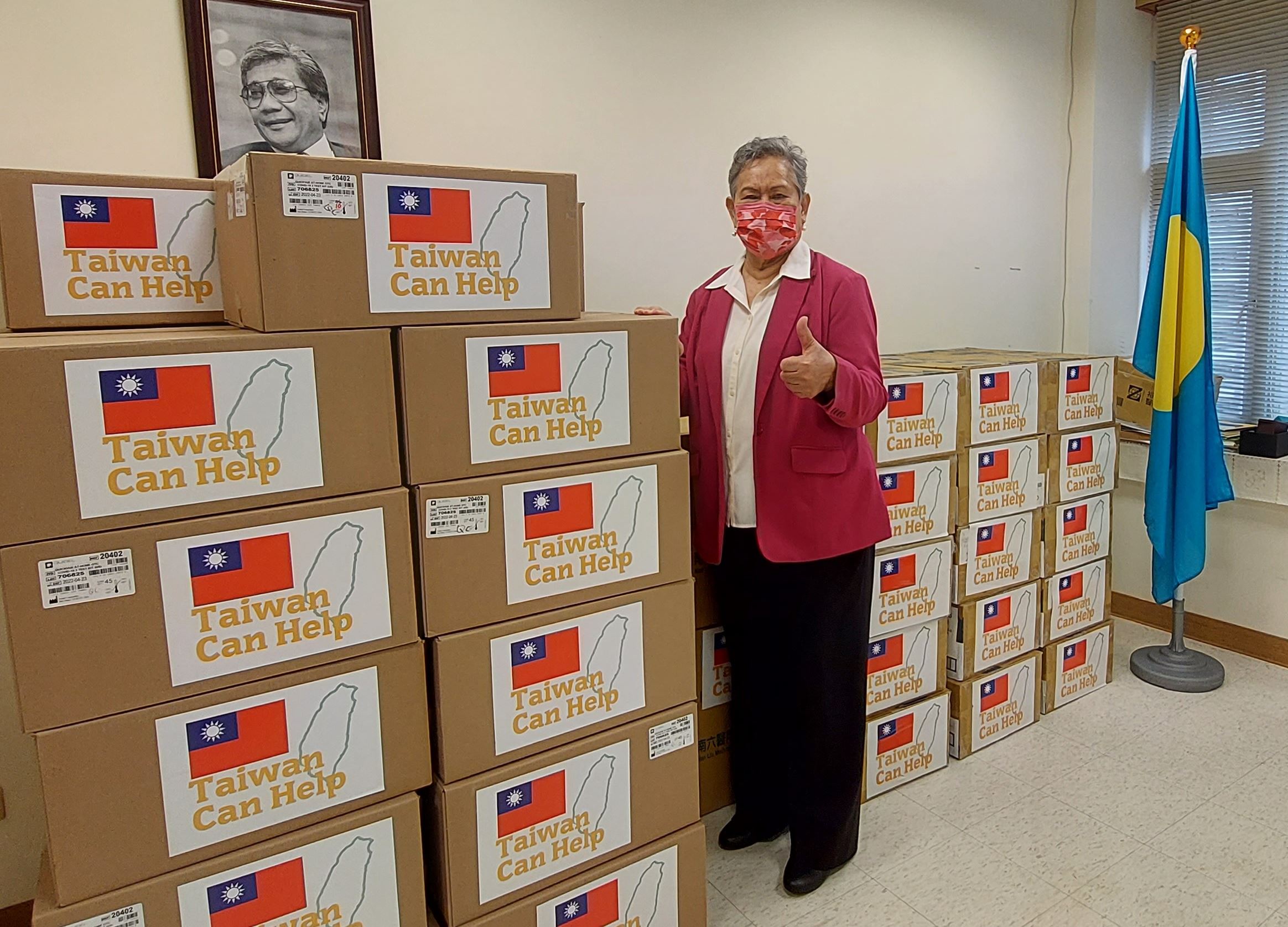The ambassador at the Embassy of Palau, Dilmei L. Olkeriil, received the supplies as the representative of Palau. (Photo / Retrieved from Kaohsiung City Government)