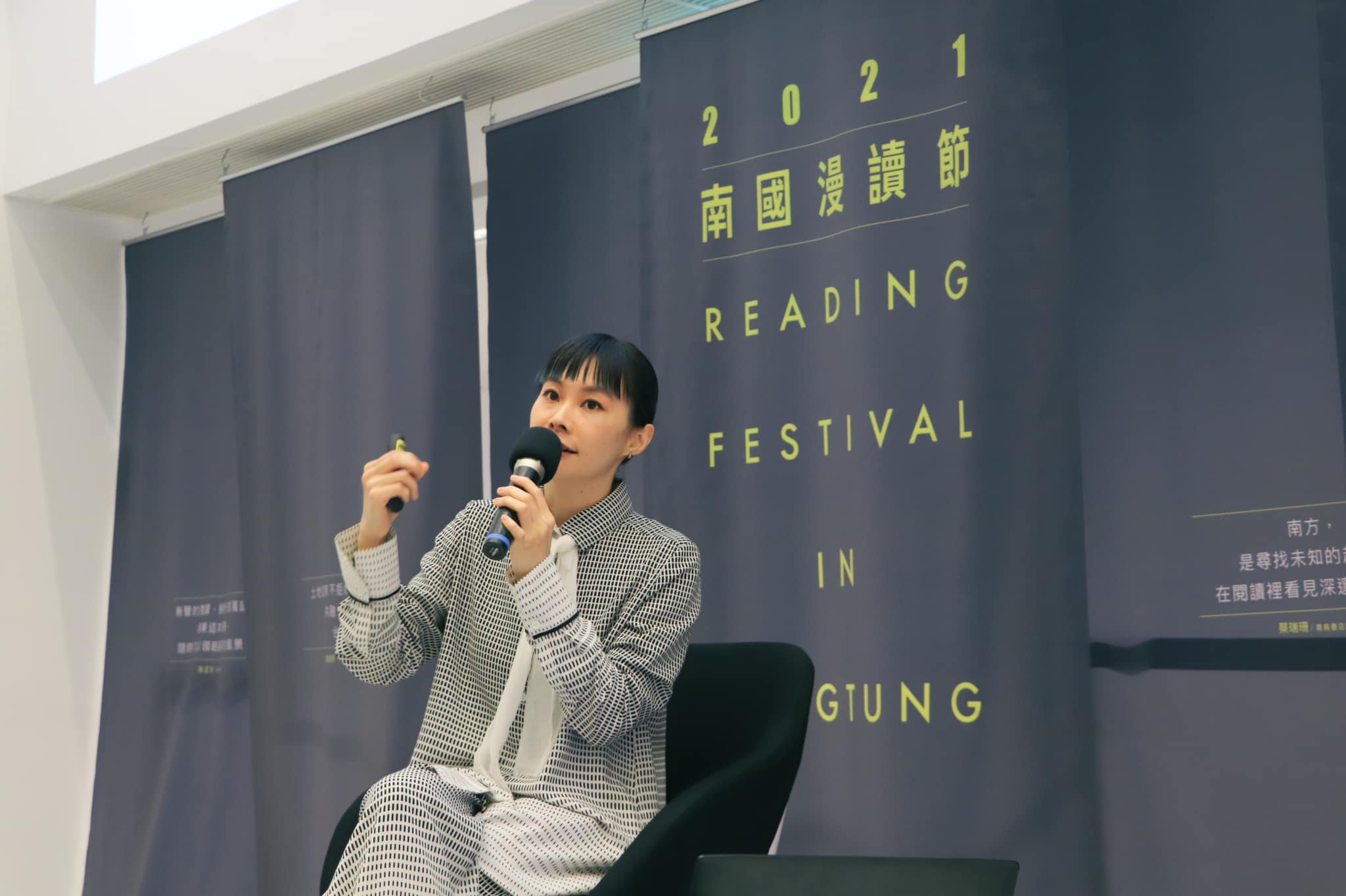 Enno Cheng was invited to share her journey of being a singer and writer. (Photo / Provided by the Pingtung County Government)