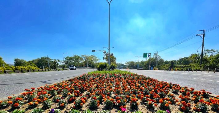 南市工務局於多處重要道路交通節點佈置年節草花及灌木。 圖／台南市府提供
