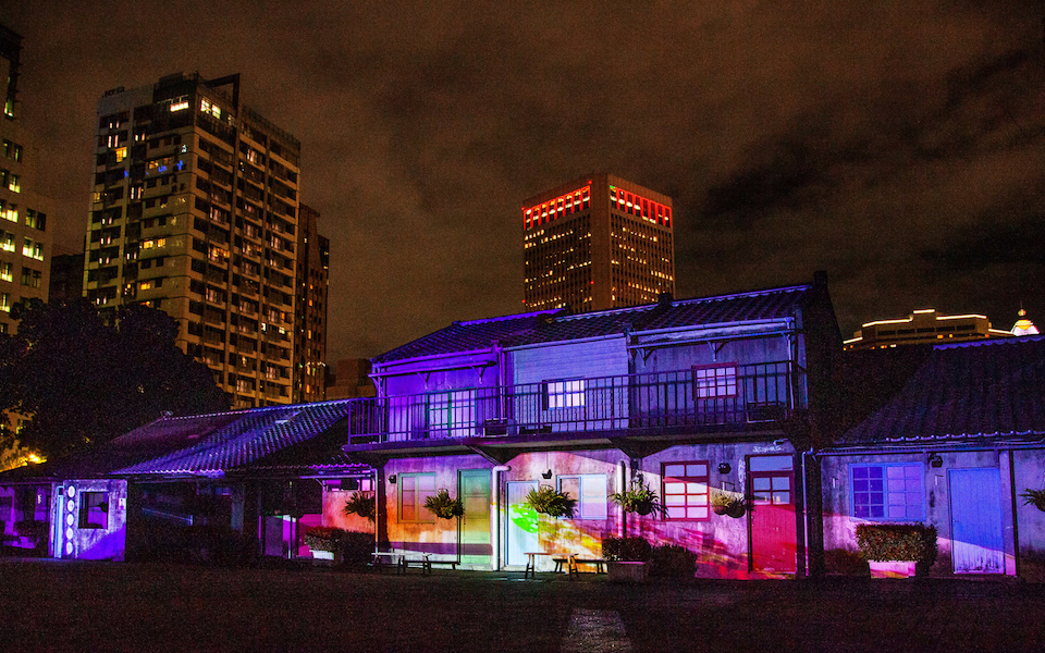 Pertunjukan LIGHT UP yang diadakan untuk pertama kalinya di Four Four South Village. Pertunjukkan tersebut dirancang oleh seorang seniman bernama Ray. Sumber: Pemerintah Kota Taipei