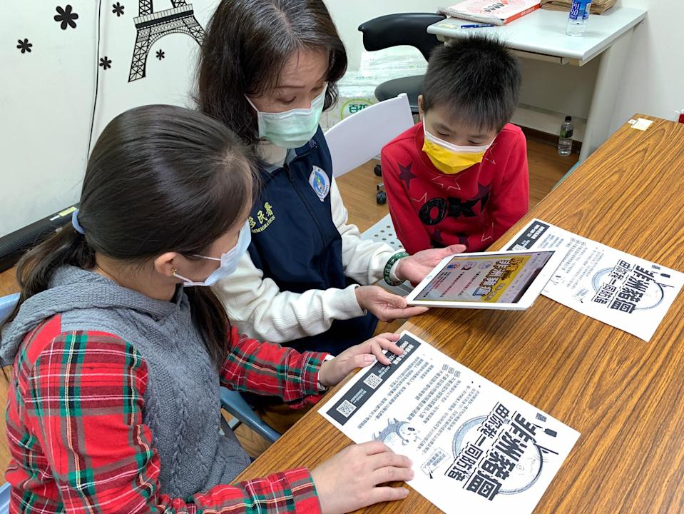 NIA has created information sheets in different languages. (Photo / Provided by Keelung City Service Center)