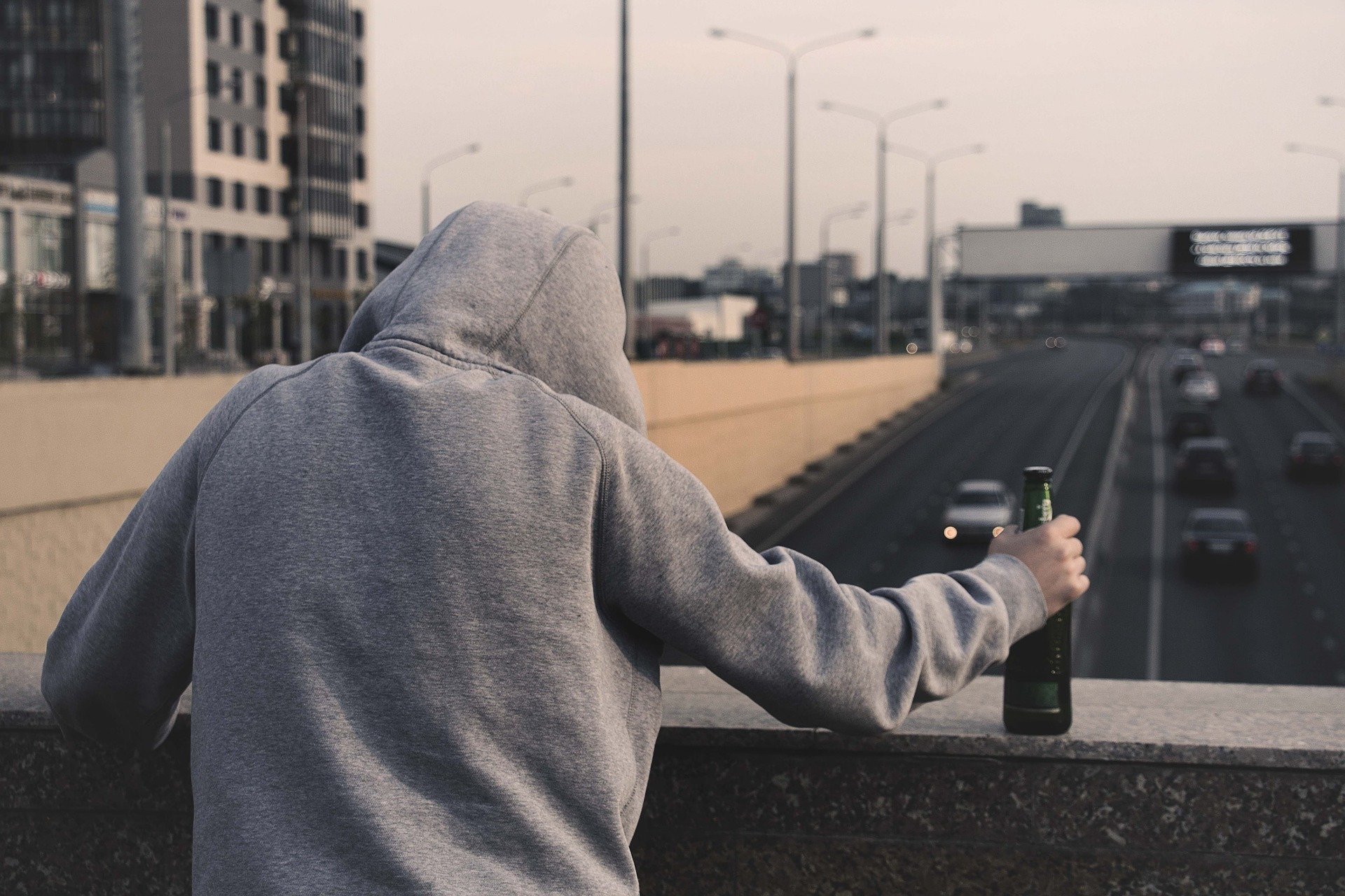 Bộ Lao động đã đặc biệt nhắc nhở người dân “nếu lái xe thì không được uống rượu bia, uống rượu bia thì không nên lái xe”. (Nguồn ảnh: kho ảnh Pixabay)