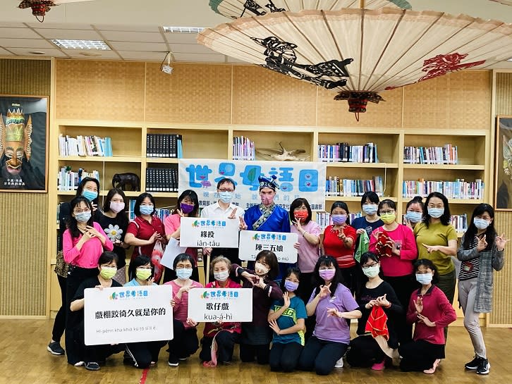 Readers of the young and old are welcome to understand the culture of Taiwan & the beauty of the mother language. (Photo / Provided by the Gangshan Cultural Center Branch of Kaohsiung Public Library)