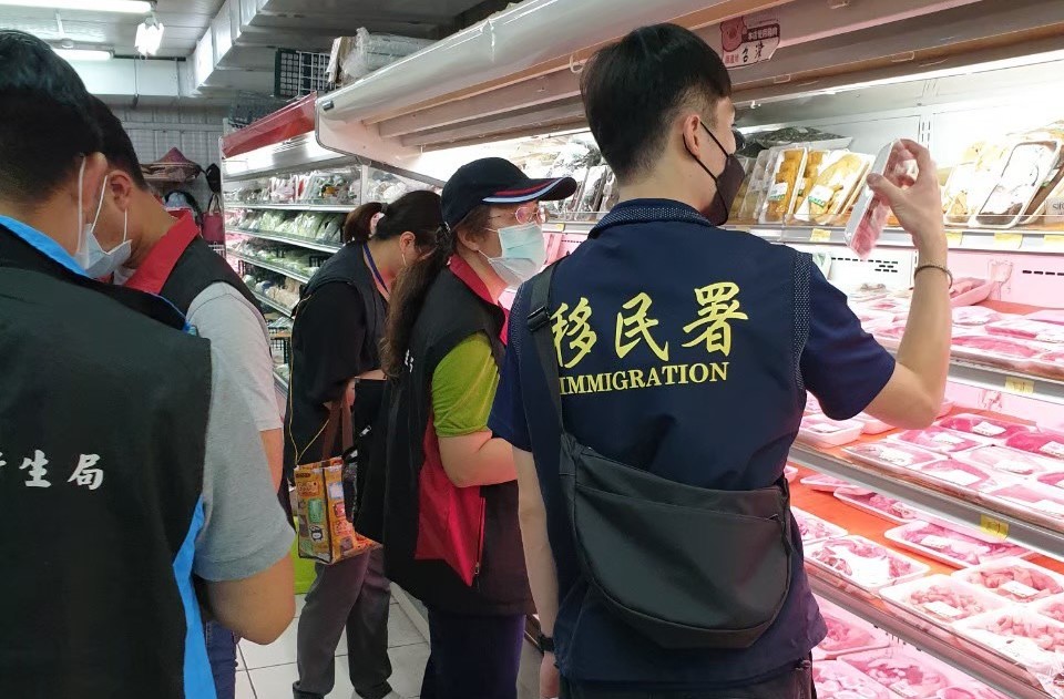 雲林移民署查獲香腸含有非洲豬瘟。 圖／移民署提供