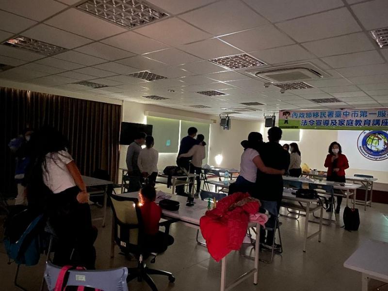 Cuối buổi học, toàn bộ đèn điện của lớp học đều được tắt đi, giáo viên đã yêu cầu các cặp vợ chồng nói vào tai nhau những lời yêu thương. (Nguồn ảnh: Trạm Phục vụ số 1 của Sở Di dân tại thành phố Đài Trung)
