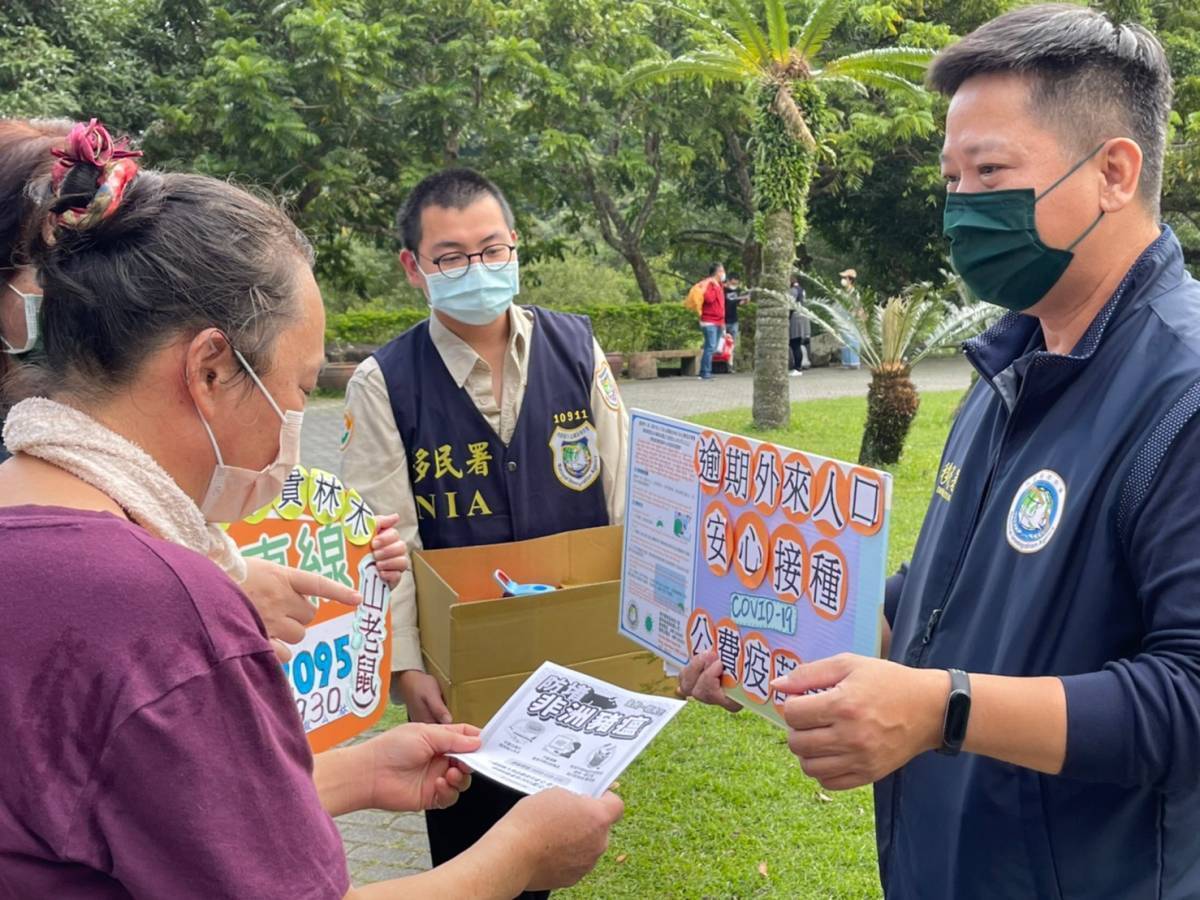 Kantor Layanan Imigrasi Taitung terus mengimbau warga negara asing agar menerima vaksinasi. Sumber: Brigade Taitung