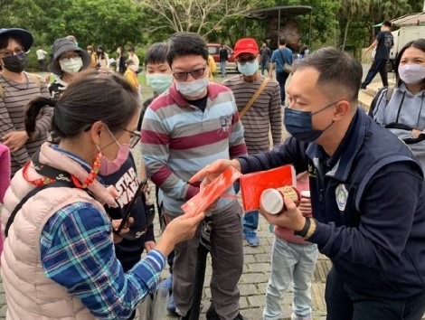 NIA Taitung promoted “Carefree Covid-19 Vaccination Program” & “Prevention of African Swine Fever” to immigrants and migrant workers. (Photo / Provided by Taitung Brigade)