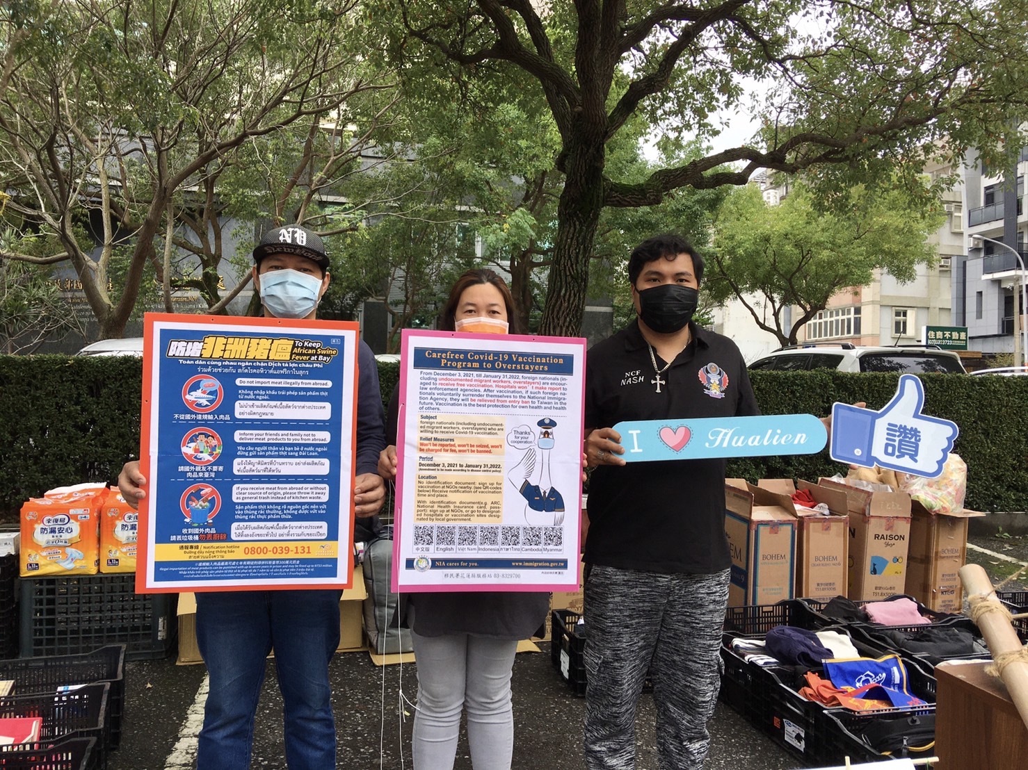 移民署人員宣導防範非洲豬瘟入侵台灣。 圖／花蓮服務站提供