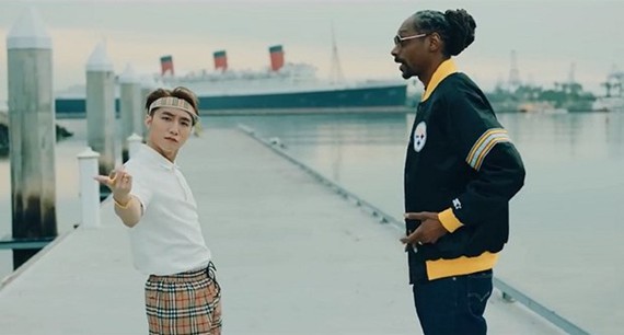 Sơn Tùng M-TP (trái) hợp tác với rapper Snoop Dogg. (Nguồn ảnh: thanhnien.vn)
