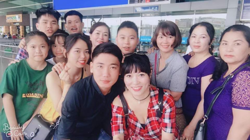 陳俊宇回到越南與表哥、表姊們聚在一起。 圖／陳俊宇提供