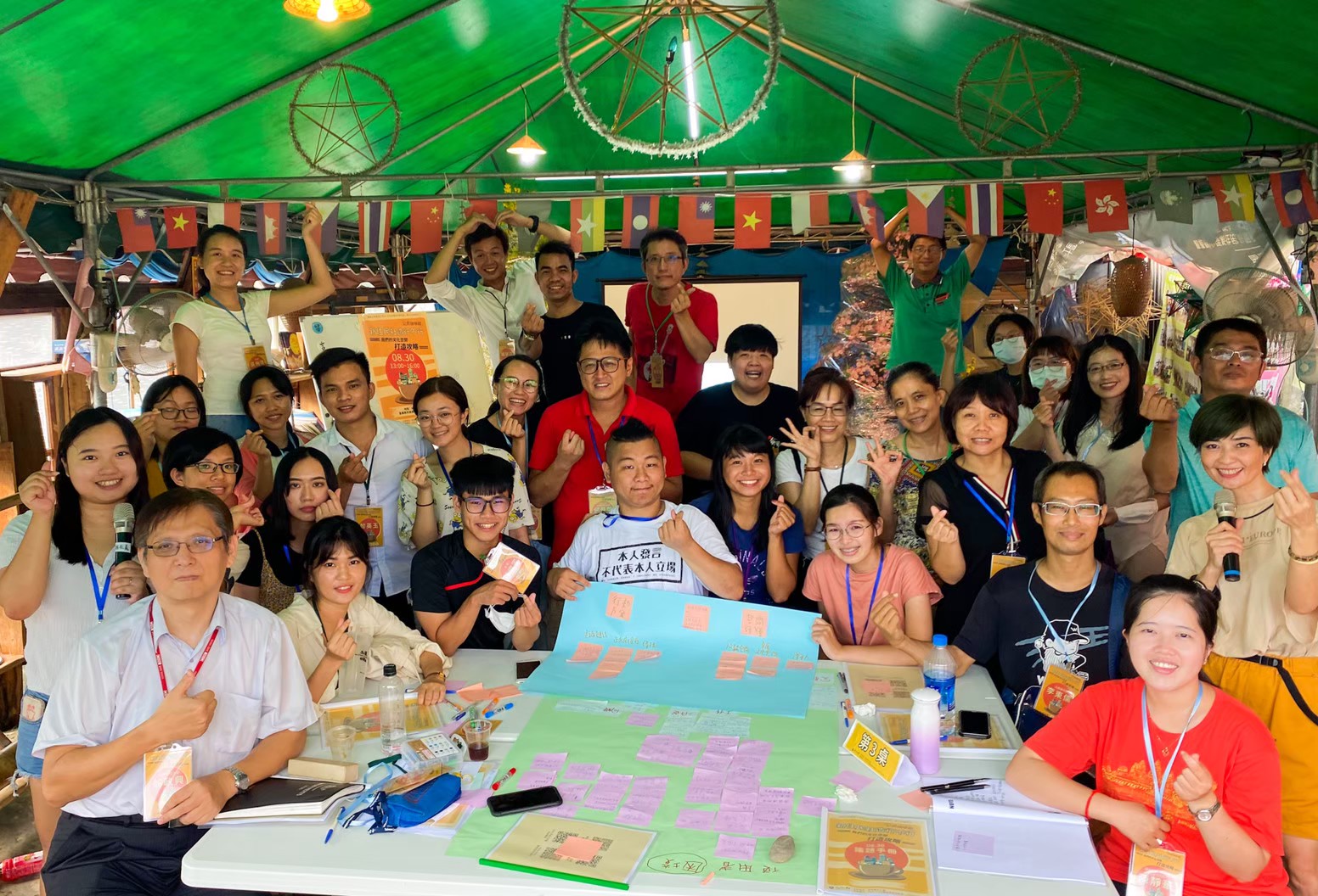 Chen Jun-yu memimpin anak-anak warga penduduk baru Vietnam untuk mengenal kampung halaman mereka. Sumber: Chen Jun-yu