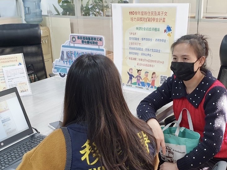 สำนักงานตรวจคนเข้าเมืองอวิ๋นหลินช่วยให้ผู้ตั้งถิ่นฐานใหม่สมัครขอรับเงินอุดหนุนอย่างอบอุ่น ภาพจาก／สถานีบริการเมืองอวิ๋นหลิน
