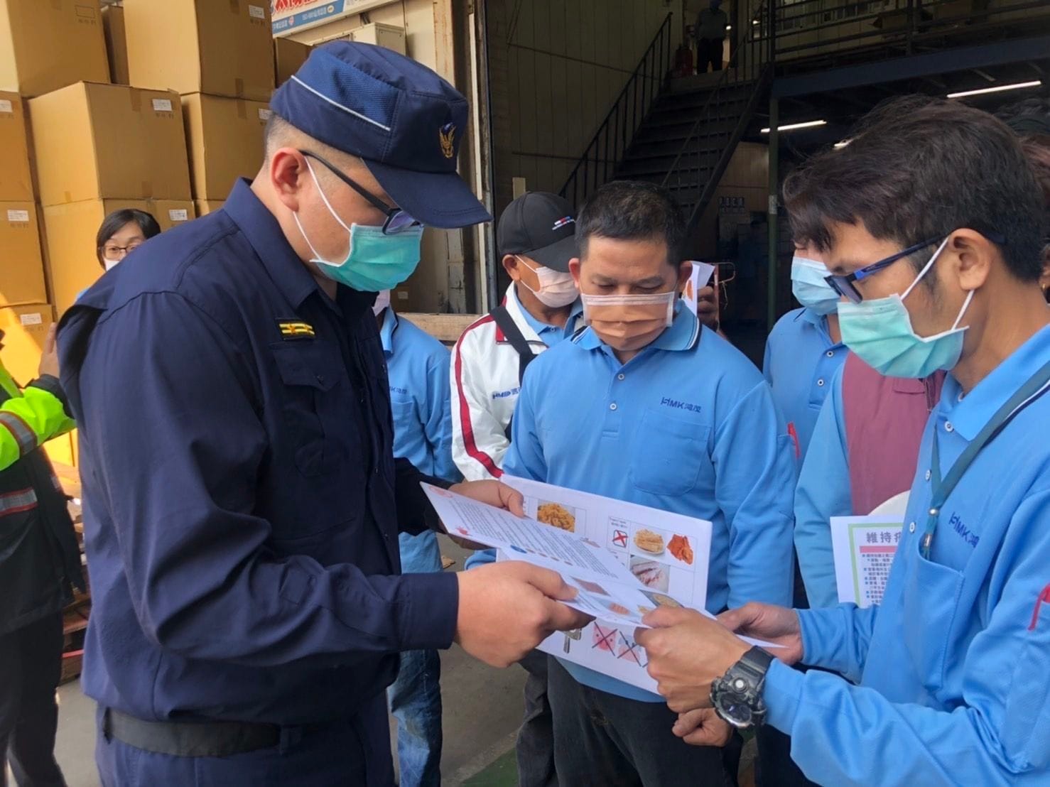 The police officer of Dounan Precinct, Yunlin County Police Bureau promoted “Keep African swine fever at bay” to migrant workers. (Photo / Provided by the police officer of Dounan Precinct, Yunlin County Police Bureau)