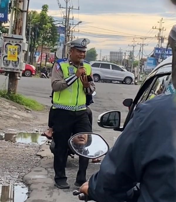 Polisi Gaul Jogja Tegur Pengendara Sambil Ngamen   Sumber foto : RCTI