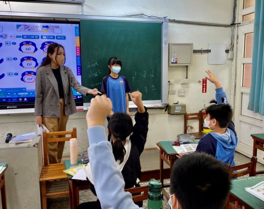 外籍學生前進國中小學當英語助教  提升英語學習教育