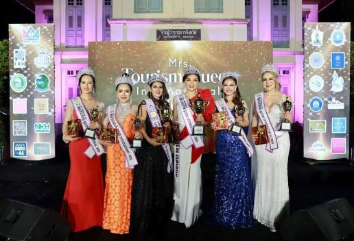 Nan Xiuyuan (second from left) from Taiwan participated in the final of the "2023 Mrs. Tourism Queen International"  Photo reproduced from 亮依國際有限公司 Facebook