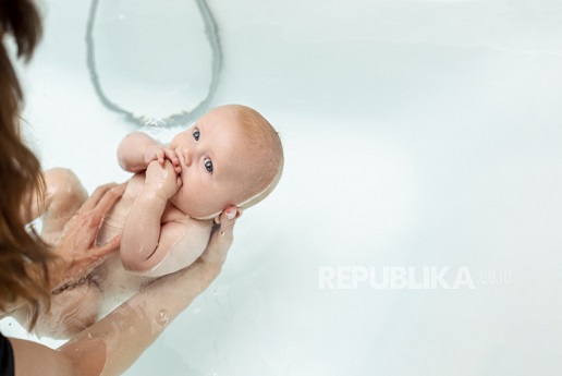 Dokter Sarankan Bayi Mandi 2 Kali Sehari, Durasi 10 Menit