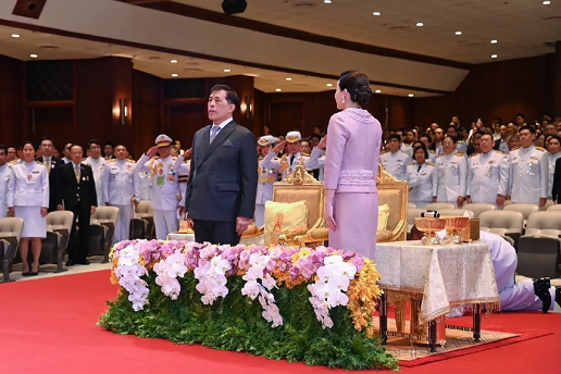 ในหลวง-ราชินี เสด็จฯ ในพิธีทูลเกล้าฯ ถวายฉลองพระองค์ครุย พระบรมราชูปถัมภกแห่งจุฬาลงกรณ์มหาวิทยาลัย และทอดพระเนตรการแสดงดนตรีเฉลิมพระเกียรติฯ