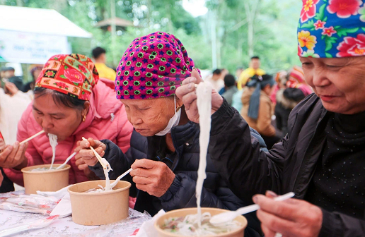 Bao người Làng Nủ lần đầu ăn phở