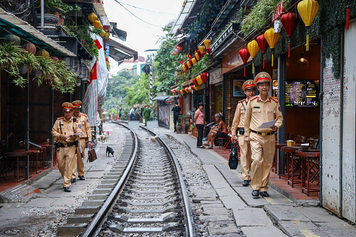 Kiểm tra đột xuất, phạt nhiều hàng quán trên phố cà phê đường tàu Hà Nội