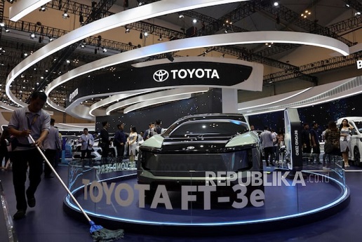 Seorang pria mengepel lantai di dekat Toyota FT-3e selama Pameran Mobil Internasional Indonesia di Tangerang, 18 Juli 2024.