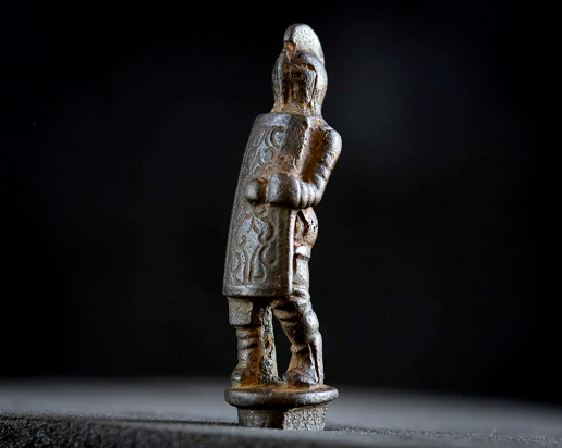 Rare gladiator-shaped knife handle gives insight into Roman celebrity culture