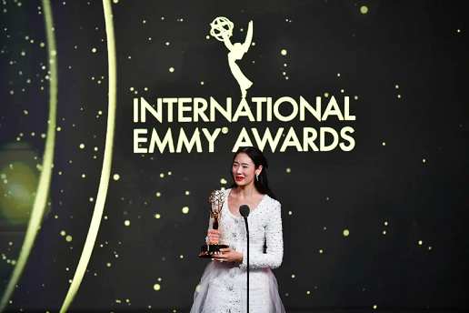 ‘ออกแบบ ชุติมณฑน์’ สร้าง ปวศ. คว้ารางวัล Emmy จาก ‘HUNGER คนหิว เกมกระหาย’