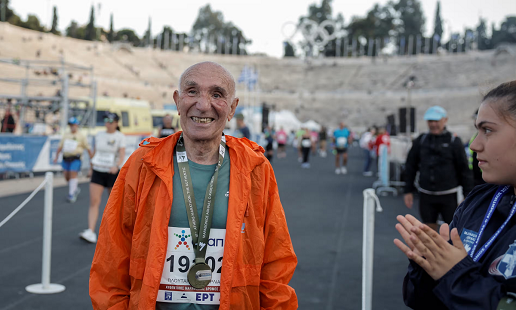 Cụ ông 88 tuổi lập kỷ lục tại Athens Marathon