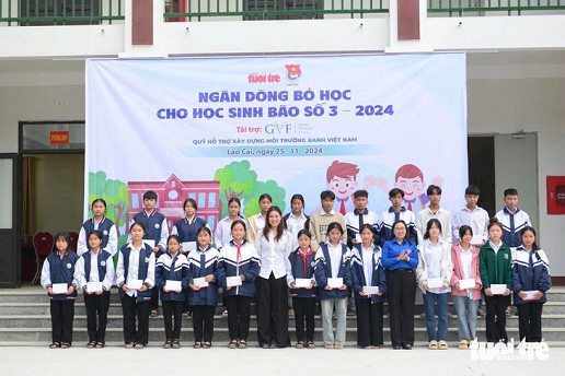 100 suất học bổng Ngăn dòng bỏ học trao cho học sinh rẻo cao Lào Cai