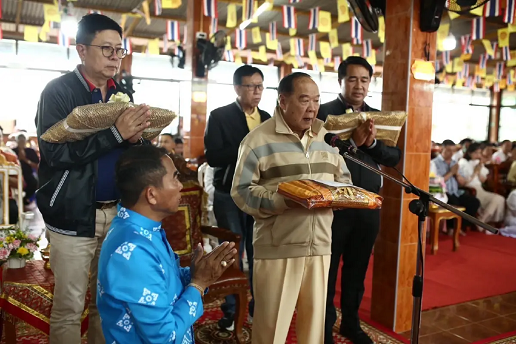 ‘ประวิตร’ นำทีม พปชร. ลุย 2ภาค 3จว. ทอดกฐินวันเดียว 3วัดรวด