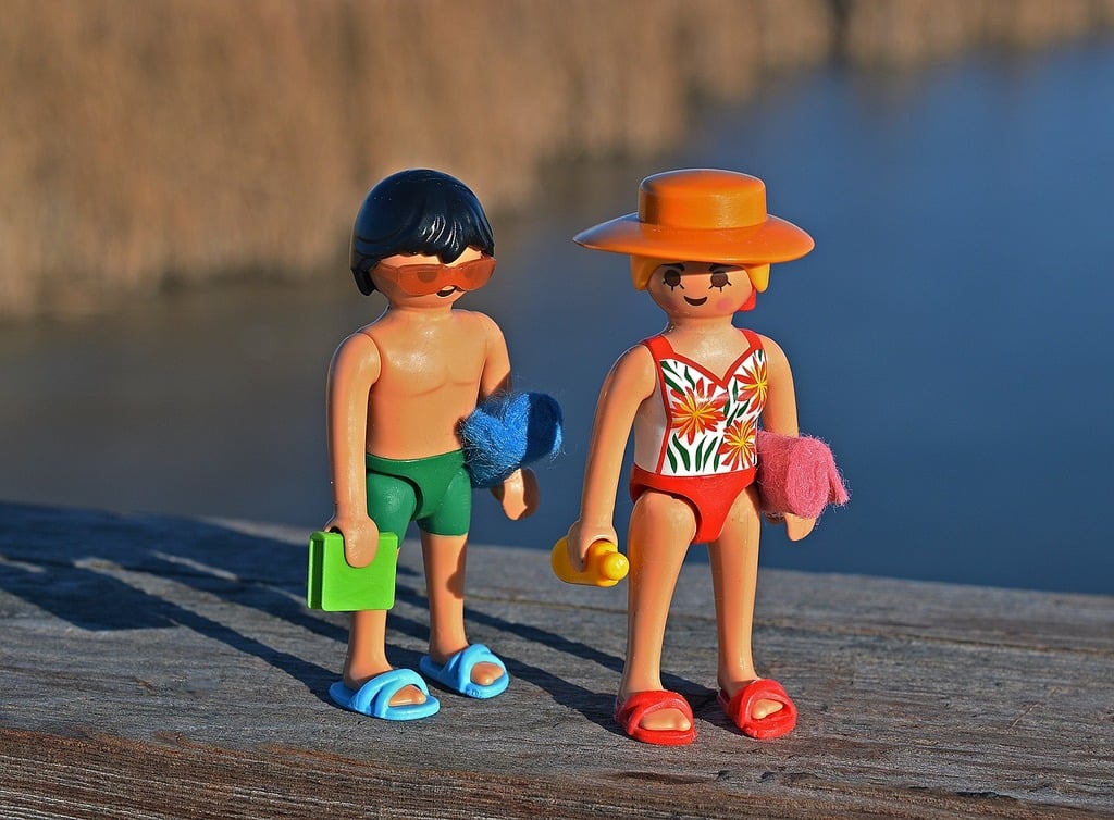 The color of your child’s swimsuit could impact their safety at a swimming pool or the beach. That’s according to water safety experts who have taken a close look at how the hue of swimwear may influence how visible a child is under water.／ PICRYL