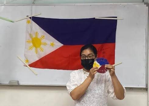 羅戴娜講師介紹菲律賓文化，並和大家一起製作國旗顏色的法式花邊杯墊。（圖／移民署提供）
