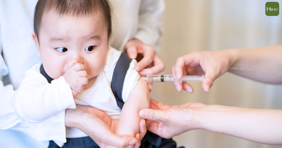 目前 6 個月以上至 4 歲幼童新冠 XBB 疫苗接種率不到 5%，施打率偏低，呼籲家長應盡早帶孩子接種疫苗。（圖／Heho健康 提供）