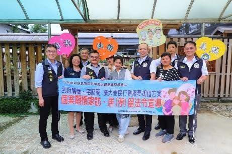 Secretary-General Xie Wenzhong of the National Immigration Agency visits Qingyi Cultural Industry Association in Chiayi County to experience the art of paper cutting. Image provided by the National Immigration Agency