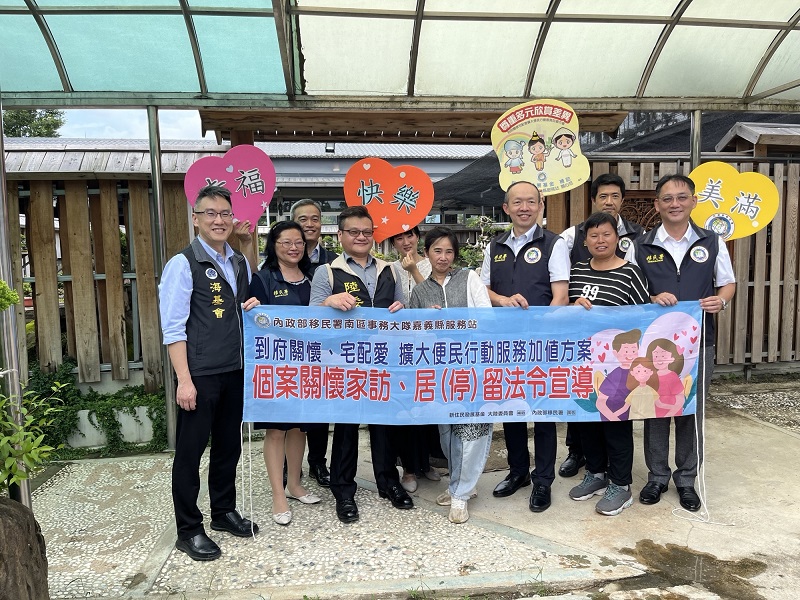 Secretary-General Xie Wenzhong of the National Immigration Agency visits Qingyi Cultural Industry Association in Chiayi County to experience the art of paper cutting. Image provided by the National Immigration Agency