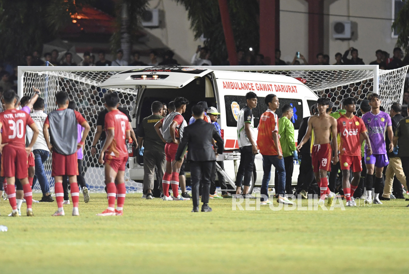 Mobil ambulance mengevakuasi wasit yang dipukul saat pertandingan babak 8 besar sepak bola putra antara Aceh melawan Sulteng pada PON XXI Aceh-Sumut 2024 di Stadion H Dimurthala, Banda Aceh, Aceh, Sabtu (14/9/2024).