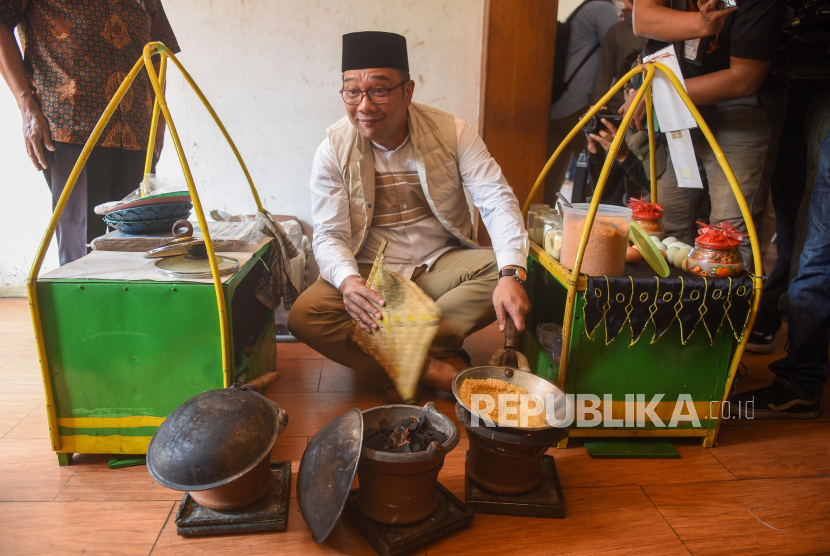 Bakal calon Gubernur DKI Jakarta Ridwan Kamil membuat makanan khas betawi kerak telor disela bertemu dengan mantan Gubernur DKI Jakarta Fauzi Bowo di Museum Betawi, Perkampungan Budaya Betawi Setu Babakan, Jakarta, Rabu (4/9/2024). Ridwan Kamil bersilaturahim dengan mantan Gubernur DKI Jakarta Fauzi Bowo untuk meminta nasihat serta menyerap aspirasi sebagai bekal maju dalam Pilgub Jakarta 2024.