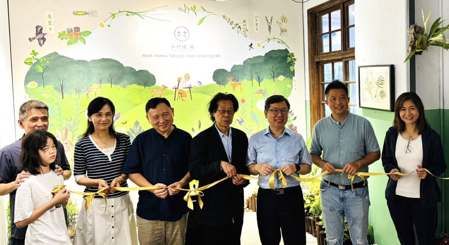 On the opening day, Dr. Wu Jingji from the Center for Innovation and Creativity at National Chengchi University, Director Li Zhengjun from the Taitung Branch of the Soil and Water Conservation Bureau, Deputy Magistrate Wang Zhihui of Taitung County Government, Chen Lifen from the National Development Council, Chairman Chen Fuyan of EzTravel, and senior reporter Bai Yunxiang from CommonWealth Magazine took a group photo. (Photo / Sourced from the official website of the small village)