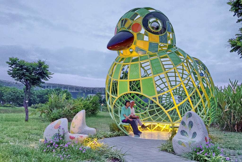 Green Shade, Youthful Vitality" stands 5 meters tall and 8 meters long. (Photo / Provided by the Taichung City Government Tourism and Travel Bureau)