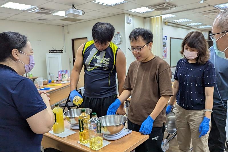 Workshop Inovator NCKU memperkenalkan bahan dasar dan pengetahuan latar belakang pembuatan sabun. (Foto / Screenshot dari internet)