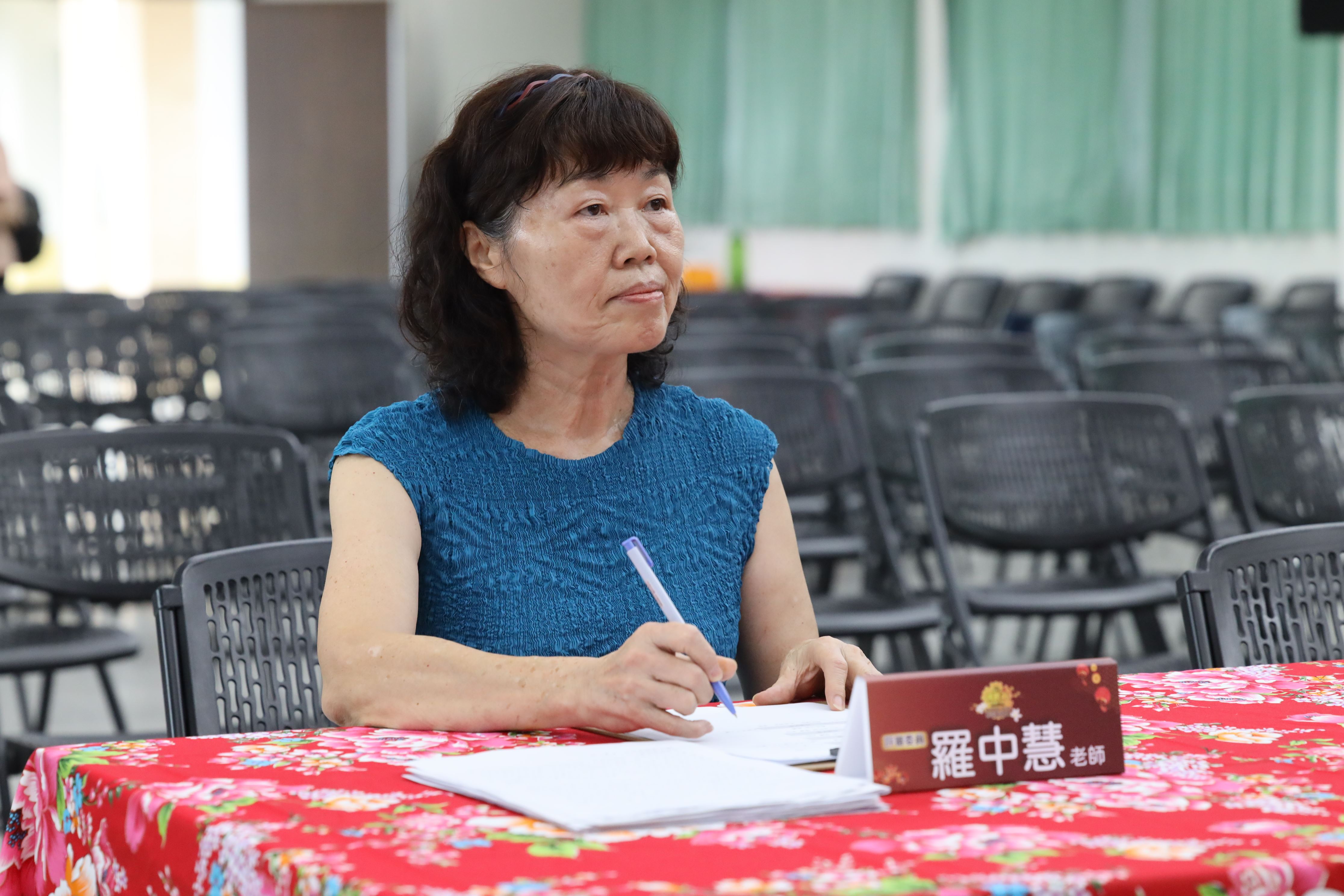 Retired teacher Luo Zhonghui from Hsinchu County dedicated 30 years to education. After retirement, she obtained the qualification of Hakka Heritage Instructor and won the Education Contribution Award this year. (Photo / Courtesy of Hsinchu County Government)