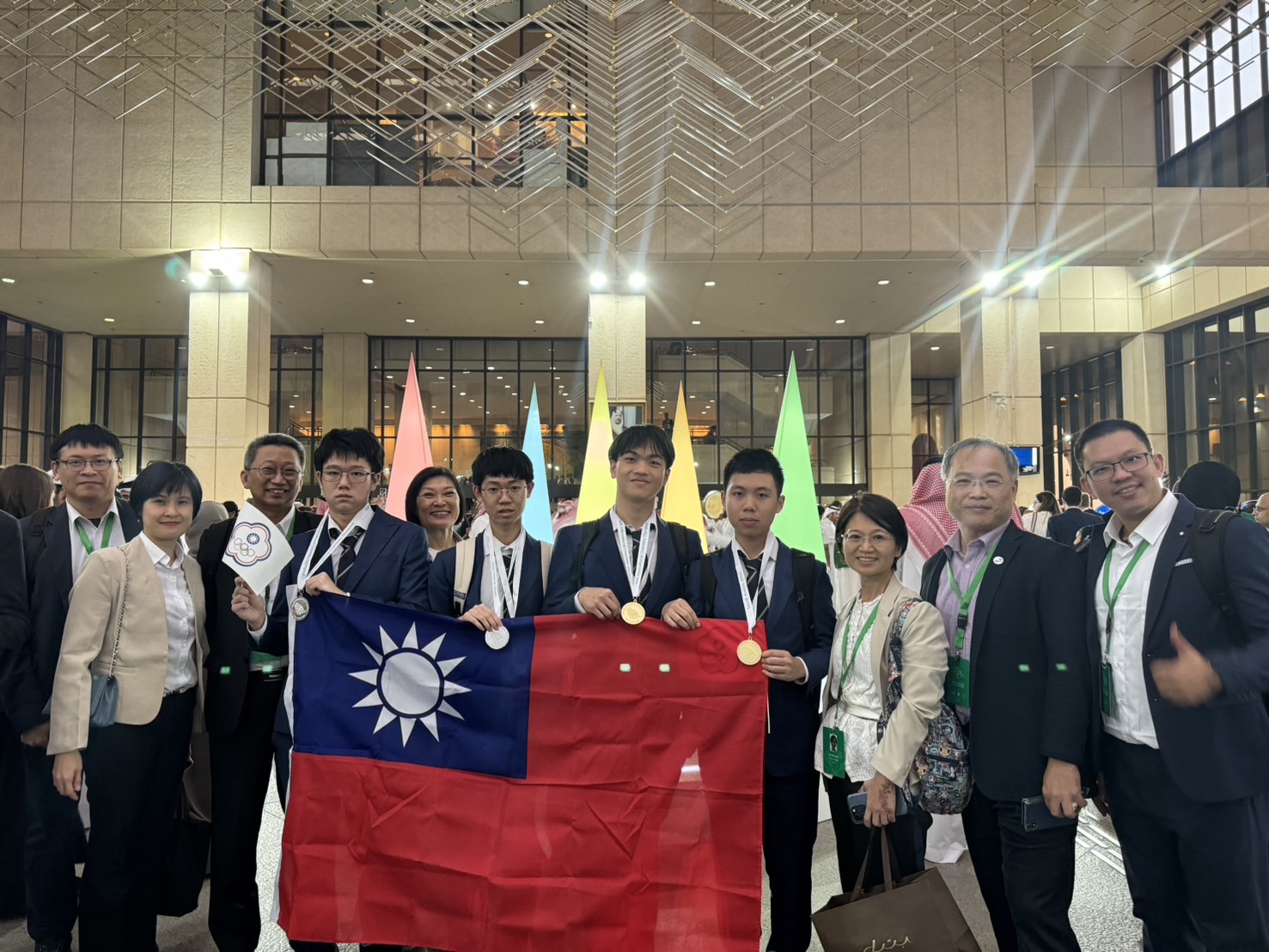 Pada Olimpiade Kimia Internasional ke-56 tahun 2024, Taiwan mencapai hasil luar biasa dengan perolehan medali 2 emas dan 2 perak, menduduki peringkat ke-5 secara internasional. (Gambar/sumber: situs web Kementerian Pendidikan)