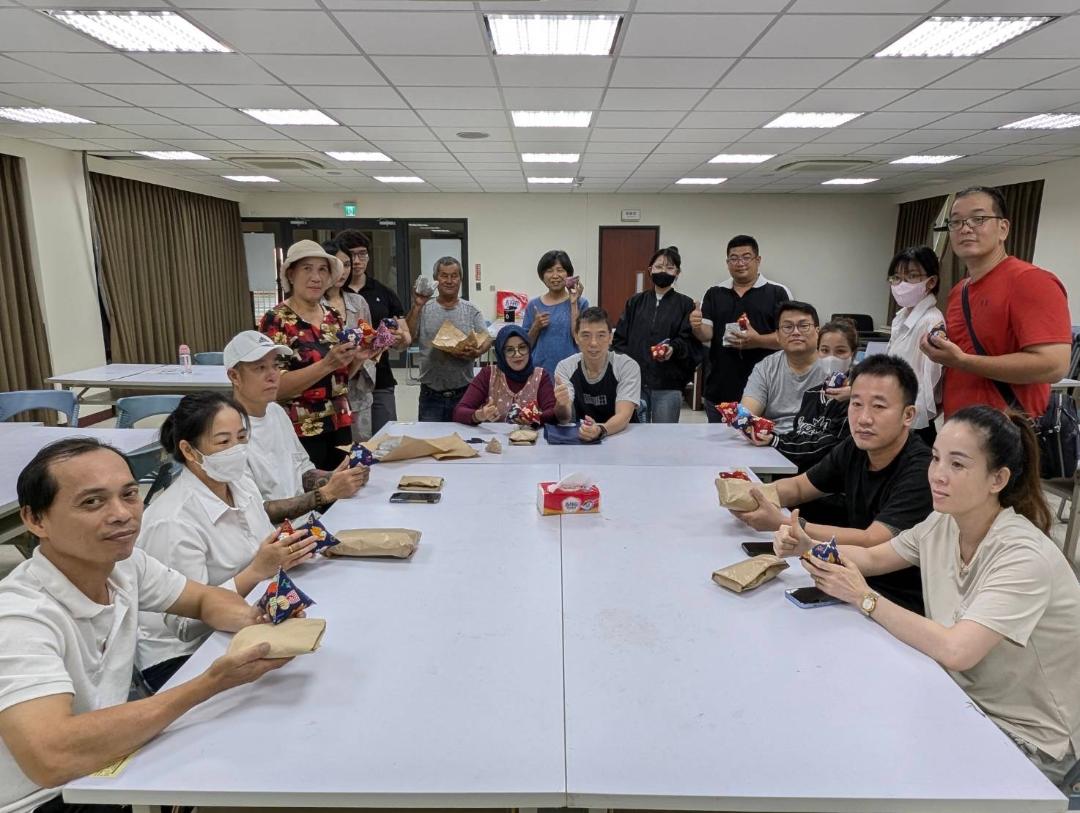 New immigrants showcase the making of mugwort sachets (Photo / Sourced from the Immigration Agency website)