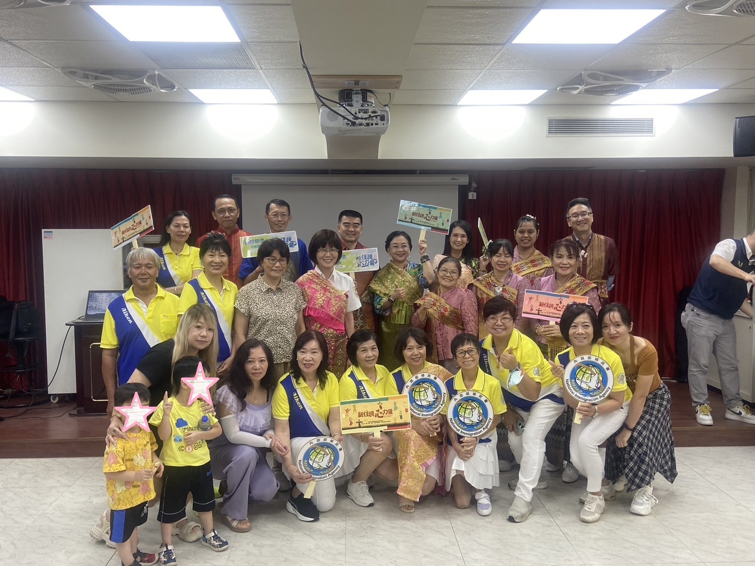 Deputy Director of the National Immigration Agency, Lin Hong-en (back row, fourth from the right), takes a group photo with new residents in Keelung (Photo / Courtesy of the National Immigration Agency website)